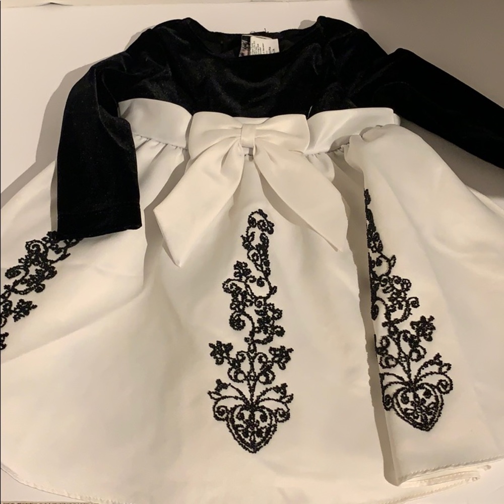 Rare Edition Black and white infants dress sz 12m